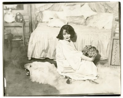 勒诺尔-乌尔里克，约1915-28（明胶银照片 作者 杰西·塔伯·比尔斯（Jessie Tarbox Beals）