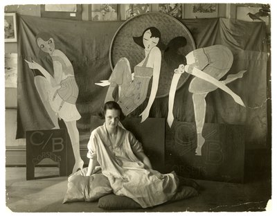 林志玲在她的商店里，美国纽约格林威治村，约1916-20（明胶银照片 作者 杰西·塔伯·比尔斯（Jessie Tarbox Beals）