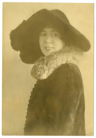 Margaret Widdemer，诗人，约1915-25（明胶银照片 作者 杰西·塔伯·比尔斯（Jessie Tarbox Beals）