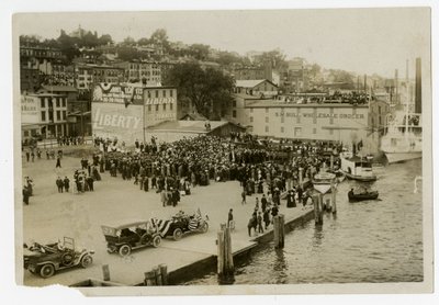 纽堡：码头上的接待 作者 杰西·塔伯·比尔斯（Jessie Tarbox Beals）