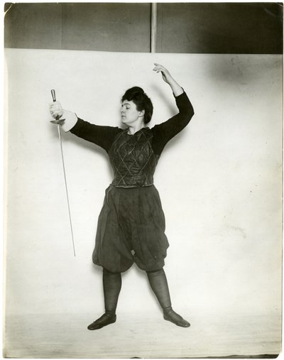 旧模型，约1905-18（明胶银照片 作者 杰西·塔伯·比尔斯（Jessie Tarbox Beals）