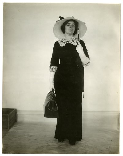 正确的方式携带一个袋子和伞，c.1905-18 作者 杰西·塔伯·比尔斯（Jessie Tarbox Beals）