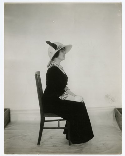 坐在椅子上的正确方法，约1905-18（明胶银照片 作者 杰西·塔伯·比尔斯（Jessie Tarbox Beals）