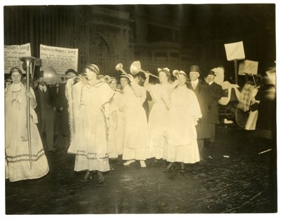 美国纽约格林威治村的参政游行，约1915-18年（明胶银照片）。 作者 杰西·塔伯·比尔斯（Jessie Tarbox Beals）