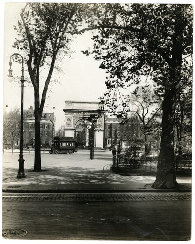美国纽约华盛顿北广场，约1905-40（明胶银照片 作者 杰西·塔伯·比尔斯（Jessie Tarbox Beals）