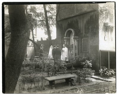 西11街圣约翰教堂的婚礼，约1938-39年（明胶银照片 作者 杰西·塔伯·比尔斯（Jessie Tarbox Beals）