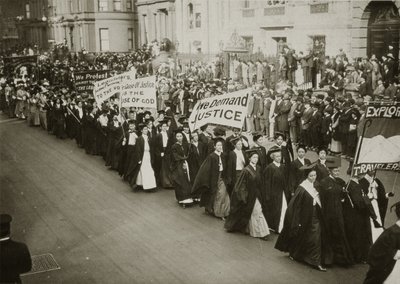 1910年，在纽约市参加选举游行的学术服装女性 作者 杰西·塔伯·比尔斯（Jessie Tarbox Beals）