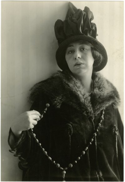 ZoëAkins，Declassified的作者，c.1905-40 作者 杰西·塔伯·比尔斯（Jessie Tarbox Beals）