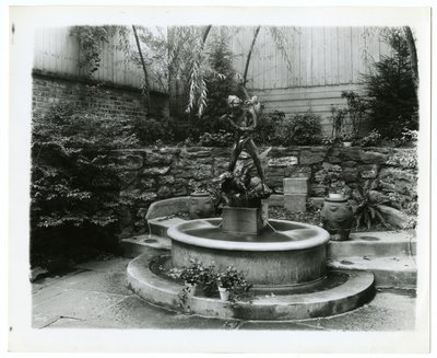 花园喷泉，约1905-40(明胶银照片) 作者 杰西·塔伯·比尔斯（Jessie Tarbox Beals）