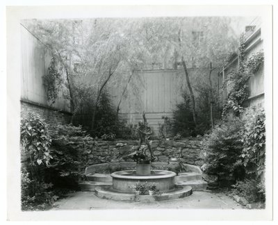 花园喷泉，约1905-40(明胶银照片) 作者 杰西·塔伯·比尔斯（Jessie Tarbox Beals）
