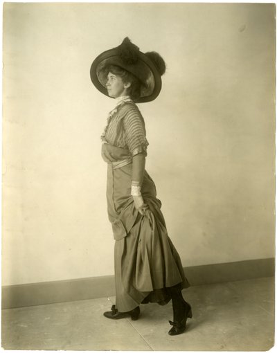 戴羽毛帽的模特，约1905-18（明胶银照片 作者 杰西·塔伯·比尔斯（Jessie Tarbox Beals）