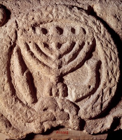 犹太教：犹太教堂玄武岩中的建筑元素，装饰有七枝烛台（Menora 或 Menorah）、棕榈树和喇叭。 来自外约旦。 大约公元 100 年。 巴黎，卢浮宫博物馆 作者 犹太学校