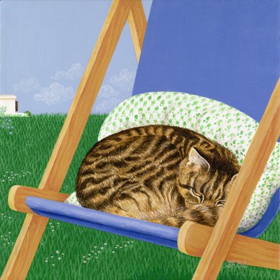 虎斑猫睡着在轻便折叠躺椅 作者 琼·弗里斯通