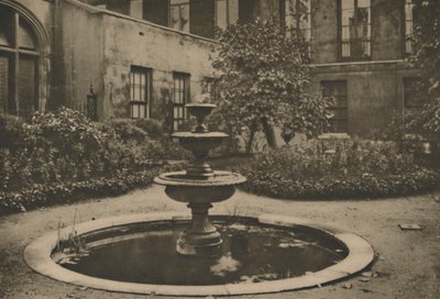 古代桑树和喷泉在德雷珀斯霍尔花园，c1935年。 作者 乔尔