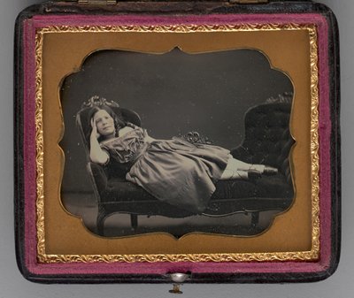 一个躺在贵妃椅上的女孩的无题肖像，1855年。   作者 约翰·亚当斯·惠普尔