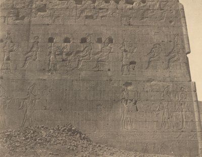 埃德福--东方面孔上的雕刻和铭文，1854 年（照片） 作者 约翰·比斯利·格林