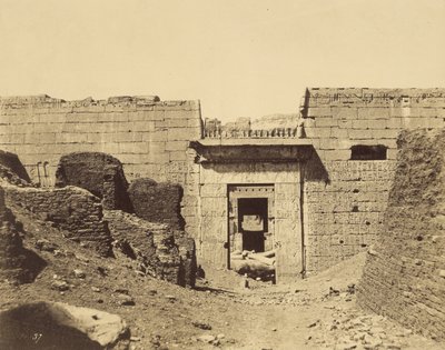 Medinet-Habu，拉美西斯·梅奥蒙宫，第二法院入口 作者 John Beasly Greene