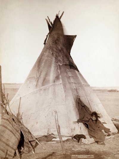 坐在 Tipi 前的 Oglala 女孩 作者 约翰·CH·格拉比尔