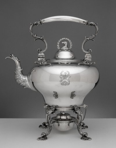 水壶在架子上c。 1827-1843（银色） 作者 约翰·钱德勒·摩尔