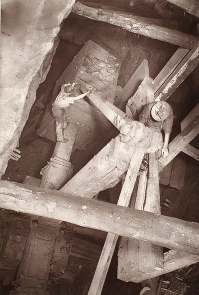 Dolcoath 矿场的平衡箱，插图来自 J.C. Burrows 和 William Thomas 的“矿山和矿工之间，或闪光灯下的地下场景”，酒吧。 1893（深褐色照片） 作者 约翰·查尔斯·伯罗