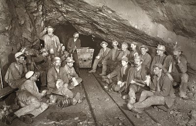 东池矿区的 "Croust time"，插图选自 J.C. Burrows 和 William Thomas 所著的《Mongst mines and miners, or Underground Scenes by Flash-Light》，1893 年出版（棕褐色照片）。1893 年（棕褐色照片） 作者 约翰·查尔斯·伯罗