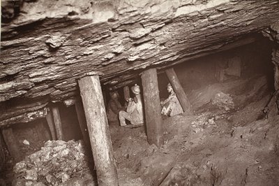 66 号，蓝山矿井，插图选自 J.C. Burrows 和 William Thomas 所著《Mongst mines and miners, or Underground Scenes by Flash-Light》，1893 年出版（棕褐色照片）。1893 年（棕褐色照片） 作者 约翰·查尔斯·伯罗