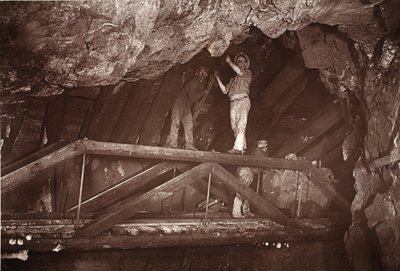 东池矿区的桥，插图选自 J.C. Burrows 和 William Thomas 所著的《Mongst mines and miners, or Underground Scenes by Flash-Light》，1893 年出版（棕褐色照片）。1893 年（棕褐色照片） 作者 约翰·查尔斯·伯罗