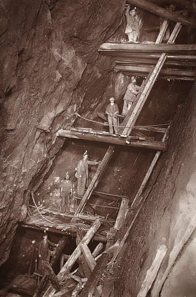 Dolcoath 矿的人工发动机，插图选自 J.C. Burrows 和 William Thomas 所著《Mongst mines and miners, or Underground Scenes by Flash-Light》，1893 年出版（棕褐色照片）。1893 年（棕褐色照片） 作者 约翰·查尔斯·伯罗