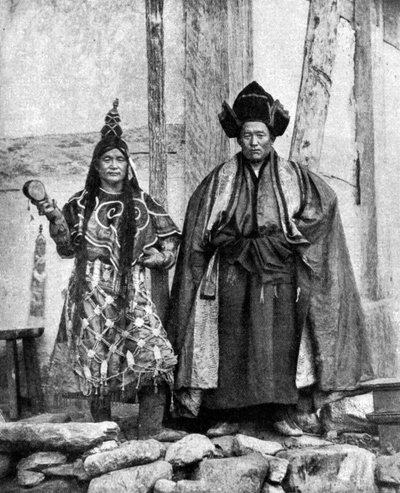 锡金穿着长袍的喇嘛教士，印度塔隆修道院，1922年。 作者 约翰·克劳德·怀特