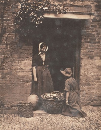 [两个女人，一个跪着，一个站着，看着装满蔬菜的篮子]，1853-56。 作者 约翰·迪尔温·莱维林