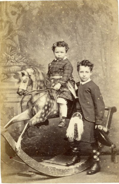 摇马的年轻女孩与苏格兰男用短裙站立的年轻男孩，1860s（蛋白打印） 作者 约翰·霍斯伯格