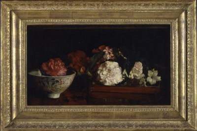 桃花心木桌上的日本托盘里的花（油画板）。 作者 John La Farge或Lafarge