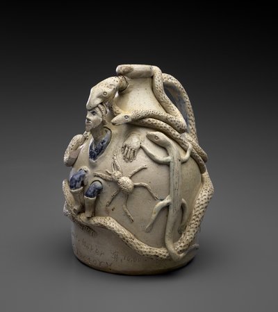 节制水罐，约1870-72年（带钴和衬条装饰的盐釉陶土） 作者 约翰·刘易斯·斯通