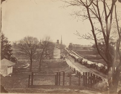 1865 年 4 月，进入弗吉尼亚州彼得斯堡的一列军车（照片） 作者 约翰·里基