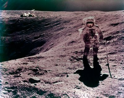 宇航员查尔斯-杜克在笛卡尔着陆点，阿波罗16号任务，1972年4月。 作者 约翰·瓦茨年轻