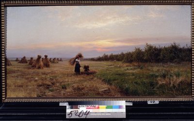 黄昏下的收获两位妇女在堆满干草堆的田地里劳作。Iosiph Evstafievich Krachkovsky（1854-1914 年）的画作，布面油画 作者 约瑟夫·叶夫斯塔菲耶维奇·克拉奇科夫斯基