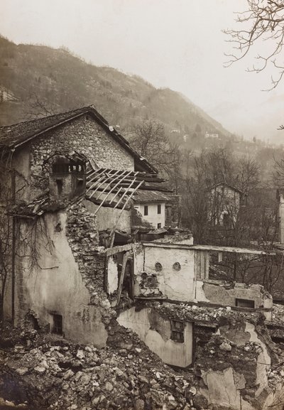 专辑“Meine weltkriegs - Erinnerungen South-West Front (Carinthia, Italien, South Tyrol) (My world war - memory of the South-Western Front in Carinthia, Italy, Trentino-Alto Adige) 31/03/1915-12/11/ 1918 年 - Josef Zohles Wien “：房屋的瓦砾（黑白照片） 作者 约瑟夫·佐尔斯（Josef Zohles）