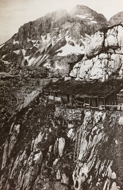专辑“Meine weltkriegs - Erinnerungen South-West Front (Carinthia, Italien, South Tyrol) (My world war - memory of the South-Western Front in Carinthia, Italy, Trentino-Alto Adige) 31/03/1915-12/11/ 1918 - Josef Zohles Wien “：军营山（黑白） 作者 约瑟夫·佐尔斯（Josef Zohles）