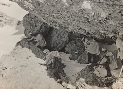 Album "Meine weltkriegs - Erinnerungen South-West Front (Carinthia, Italien, South Tyrol) (My world war - memories of the South-Western Front in Carinthia, Italy, Trentino-Alto Adige) 31/03/1915-12/11/1918 - Josef Zohles Wien ": military bunker in a mounta 作者 约瑟夫·佐尔斯（Josef Zohles）