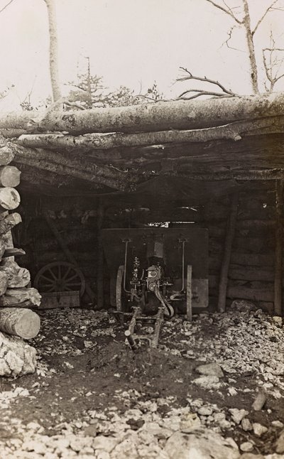 专辑“Meine weltkriegs - Erinnerungen South-West Front (Carinthia, Italien, South Tyrol) (My world war - memory of the South-Western Front in Carinthia, Italy, Trentino-Alto Adige) 31/03/1915-12/11/ 1918 年 - Josef Zohles Wien “：带大炮的棚屋（黑白照片） 作者 约瑟夫·佐尔斯（Josef Zohles）
