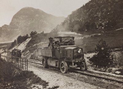 专辑“Meine weltkriegs - Erinnerungen South-West Front (Carinthia, Italien, South Tyrol) (My world war - memory of the South-Western Front in Carinthia, Italy, Trentino-Alto Adige) 31/03/1915-12/11/ 1918 - Josef Zohles Wien “：沿途的军车 作者 约瑟夫·佐尔斯（Josef Zohles）
