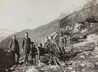 专辑《我的世界大战--西南战线（卡林西亚、意大利、南蒂罗尔）的回忆》（我的世界大战--卡林西亚、意大利、特伦蒂诺-阿尔托阿迪杰西南战线的回忆）1915年3月31日-1918年11月12日--约瑟夫-佐勒斯-维也纳"：士兵与大炮（黑白照片）。 作者 约瑟夫·佐尔斯（Josef Zohles）