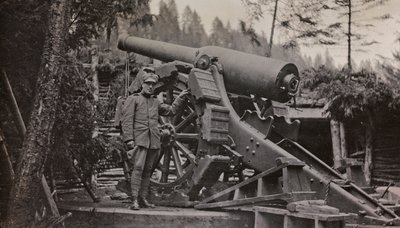 专辑“Meine weltkriegs - Erinnerungen South-West Front (Carinthia, Italien, South Tyrol) (My world war - memory of the South-Western Front in Carinthia, Italy, Trentino-Alto Adige) 31/03/1915-12/11/ 1918 年 - Josef Zohles Wien “：带枪的士兵（黑白照片） 作者 约瑟夫·佐尔斯（Josef Zohles）