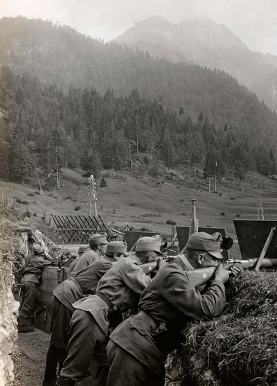 Album "Meine weltkriegs - Erinnerungen South-West Front (Carinthia, Italien, South Tyrol) (My world war - memories of the South-Western Front in Carinthia, Italy, Trentino-Alto Adige) 31/03/1915-12/11/1918 - Josef Zohles Wien ": soldiers in the trenches (b 作者 约瑟夫·佐尔斯（Josef Zohles）