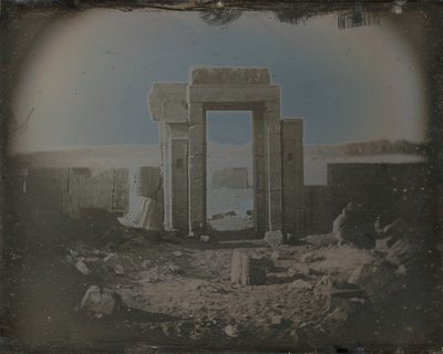 荷鲁斯神庙，埃德福，1842-44。 作者 Joseph Philibert Girault De Prangey
