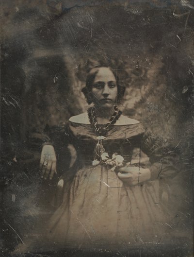年轻女子手持鲜花，约1842年。 作者 Joseph Philibert Girault De Prangey