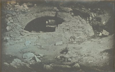 Athènes.T.[emple] de Min.[erve] Poliade (1er plans) / [雅典雅典卫城 Erectheion 脚下的蓄水池开口]。 作者 Joseph Philibert Girault De Prangey