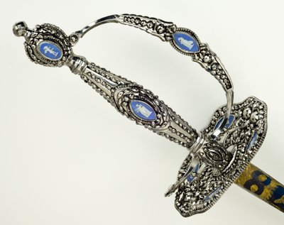 小剑的细节，c.1790年（带铁和碧玉洁面的刻面，抛光，蓝色和镀金钢） 作者 约西亚·韦奇伍德