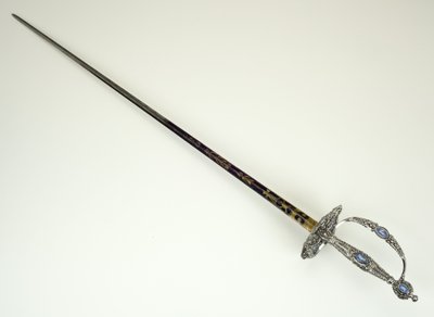 小剑，约1790年（刻面，打磨，蓝色和镀金钢，配以铁和碧玉器皿） 作者 约西亚·韦奇伍德