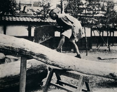锯和刨是通过拉动而不是驱动运动来完成的，c1900，1921 作者 朱利安·伦纳德街